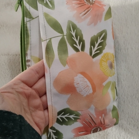 Thirty-One Clip Pouches - Floral Pattern - Picture 4 of 11